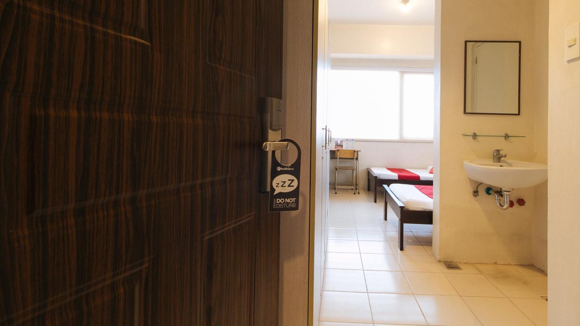 Reddoorz Plus @ E Rodriguez Corner Banawe Bandar Quezon Luaran gambar